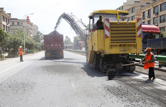 瀝青路面銑刨，廢舊料將回收再利用