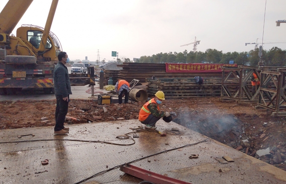 嚴(yán)抓復(fù)工后的疫情防控工作。圖為2020年2月24日樟樹(shù)葛玄路臺(tái)埠中橋便道鋼便橋施工現(xiàn)場(chǎng)